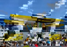 Animateurs sur le Podium du Tour de France pour le quiz sur la Banane de Guadeloupe & Martinique.